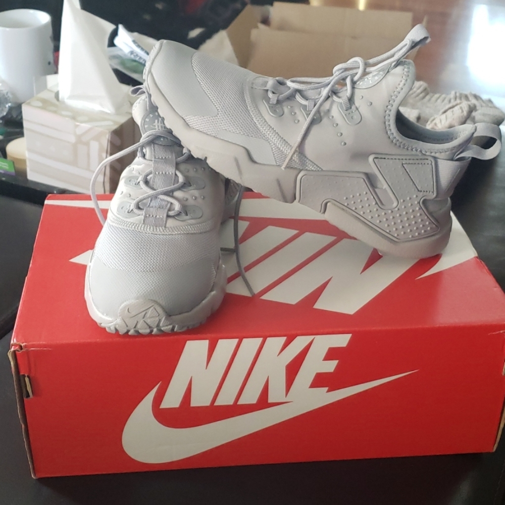 Kids grey nike huarache drift size 3.5